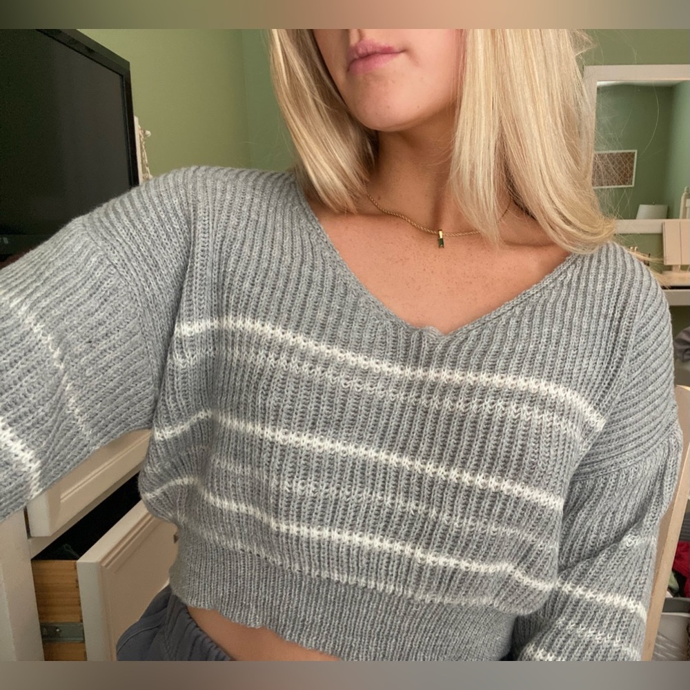 grey&white cropped striped sweater